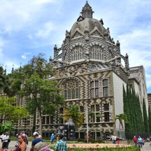 🏍️🏙️ Berrío Park Motorcycle Tour – Tradition and Urban Life